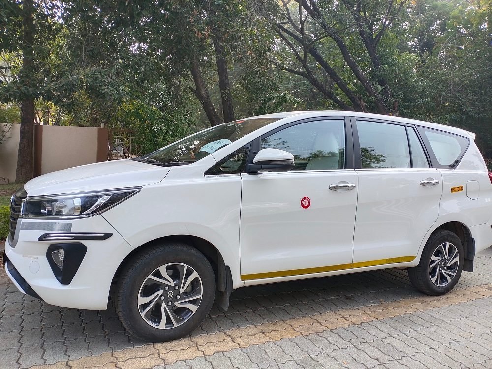 Professional Car Rental Nagpur banner featuring premium cars, affordable taxi services, airport transfers, outstation trips, and corporate travel with 24/7 booking support.